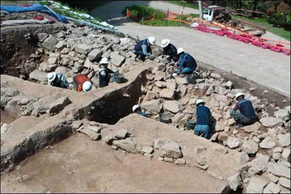 충주 장미산성 석축성벽 조사 모습