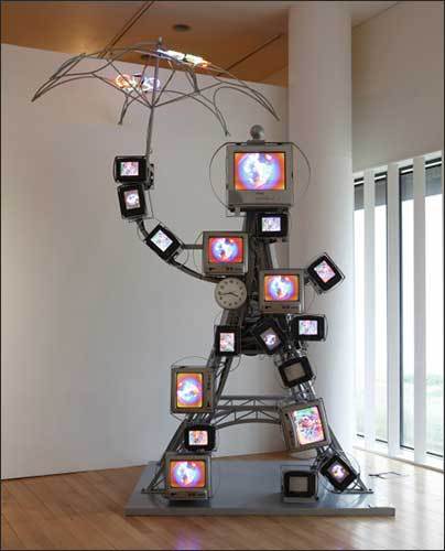 백남준(Nam+June+Paik)_쿠베르탱(小)(Coubertin+(Small+version))_2004_모니터, 스틸, 네온_200x200x250cm_소마미술관 소장