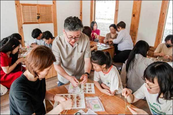 다재다능 조선왕릉(정릉, ‘24.6.4.~6.6.) - 매듭 팔찌 만들어보는 참가자들