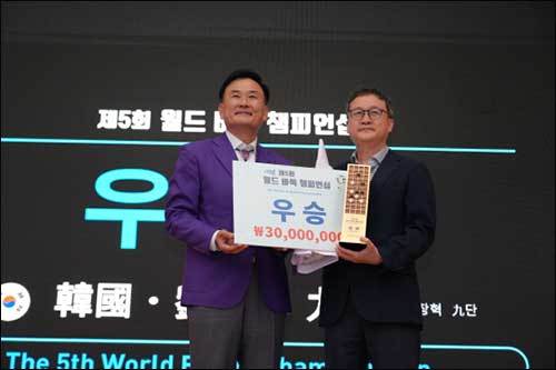  우승한 유창혁 9단(오른쪽)이 상금과 트로피를 받고 있다.