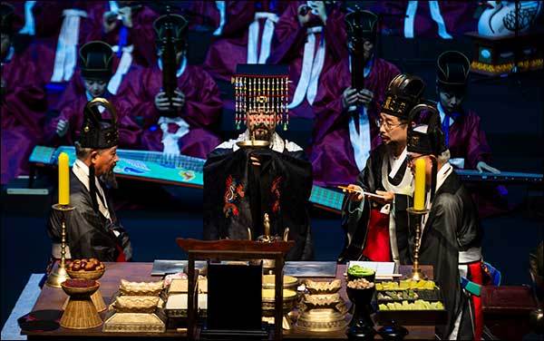 <사직제례악>에서 황제는 술을 올리고 축문을 읽는다.