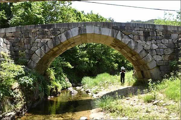 보물 「고성 육송정 홍교」 조사 모습(2023