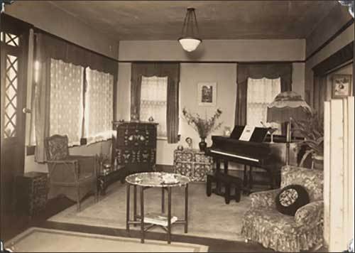 고먼 가족이 살았던 집의 거실을 찍은 1922년 사진