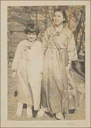 한복을 입은 패트리샤와 아일린 자매를 찍은 1930년대 사진