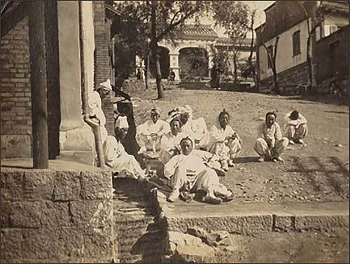 아서가 인천의 제물포에서 휴식을 취하는 한국인들을 찍은 1910~1920년대 사진