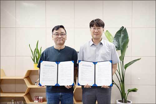 행복나눔재단이 분당야탑청소년수련관과 ‘휠체어 사용 아동ㆍ청소년 신체발달 프로젝트’ 업무협약을 맺었다. 왼쪽부터 정상수 분당야탑청소년수련관 관장, 이상현 행복나눔재단 세상파일 본부장(사진=행복나눔재단)