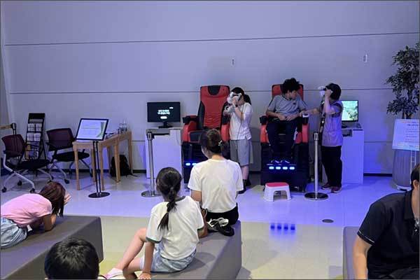  4 VR로 만나는 백제한성도읍기 역사체험 이용 모습 