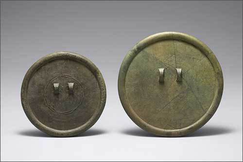 <strong>국보 <청동 잔무늬 거울(다뉴세문경)>, </strong>화순대곡리청동기 출토품, 지름 18cm,(오른쪽)ㆍ지름 14.5cm