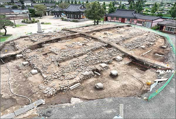 <경주 흥륜사 금당터 기단 전경