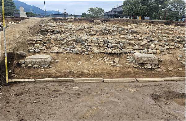 <경주 흥륜사 금당터 기단 세부 모습