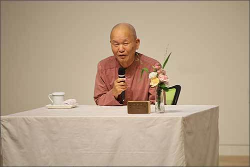 《푸른배달말집》 책잔치에서 책에 관한 이야기를 하는 한실 님