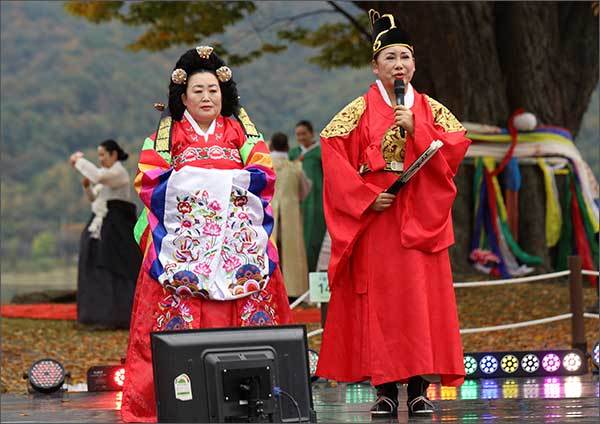 인사말을 하는 (사)배뱅이굿보존회 경기도지회 전옥회 대표(오른쪽)와 김진숙 축제 추진위원장