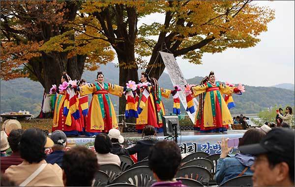 궁중무용 '춘앵전'을 추는 춤꿈들