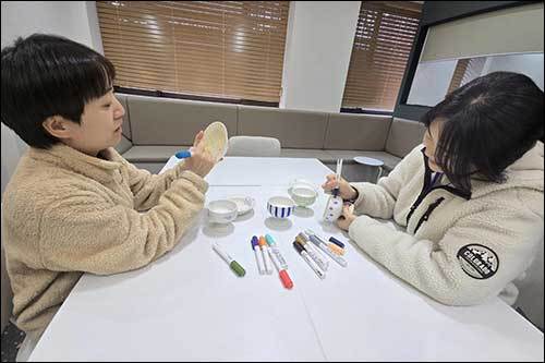 도자기 색칠하기 체험 모습