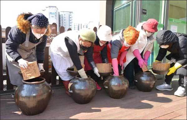 「한국의 장 담그기 문화」 - 장 담그는 모습