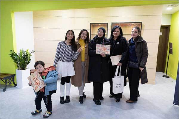 공연을 관람한 뒤 사진 촬영을 하는 나르기자(주한 우즈베키스탄 대사 배우자) 가족과 동료 (사진=점프제공)