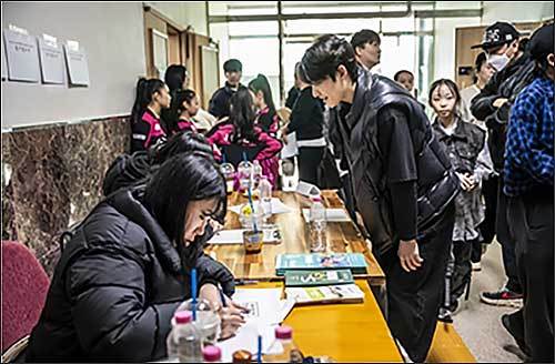 순식간에 붐비기 시작한 1층 접수처