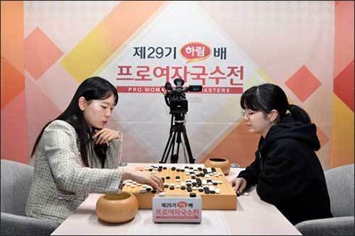 김채영 9단(왼쪽)과 스미레 3단의 대국 뒤 복기장면