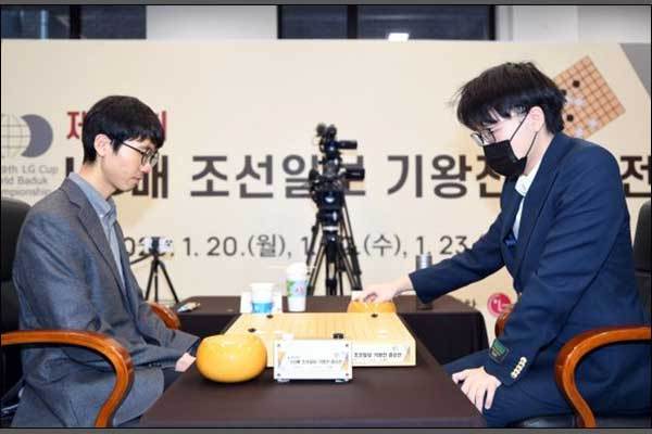 변상일 9단(왼쪽 승)과 커제 9단의 결승 3번기 최종국.