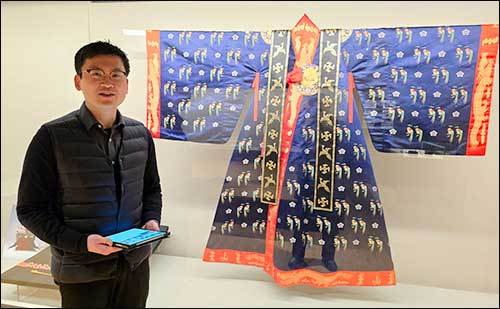 순정효황후 12등 적의(翟衣) 일습(재현품) 앞에서 설명을 하는 박상진 학예사