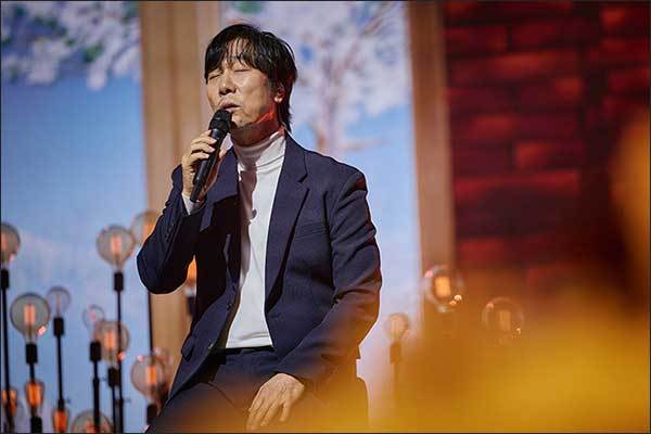 19일 저녁 7시 10분 방송 tvN ‘어린이를 지키는 약속, 블루 닷’에서 ‘옛 사랑’을 부르는 가수 이문세(사진제공=유니세프 한국위원회)