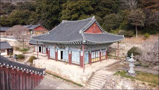 백련사 대웅보전 남동측 근경