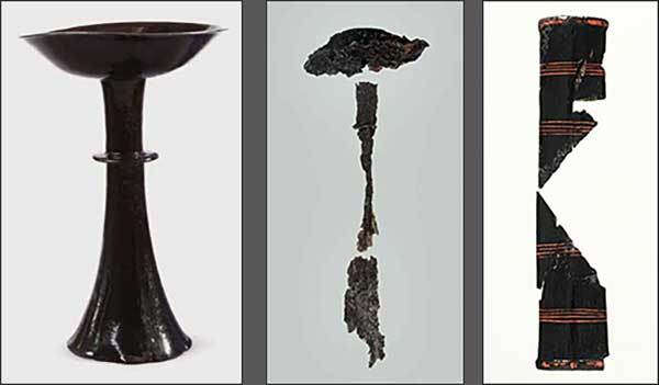 창원 다호리 유적 인근에서 출토된 두형 칠기(높이: 26.4cm, 입지름: 16.4cm, 목지름: 3.5cm, 바닥지름: 10cm) 왼쪽<br>
포항 성곡리 4호 목관묘 출토 두형 칠기(가운데) ,김해 봉황동 유적 출토 칼집형 칠기(잔존 길이: 25.3cm, 너비: 5.16cm)