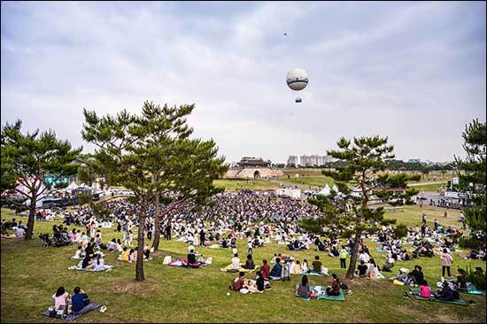 수원지역 만세운동이 있었던 수원화성 연무대를 시민들이 자유롭게 즐기고 있는 모습