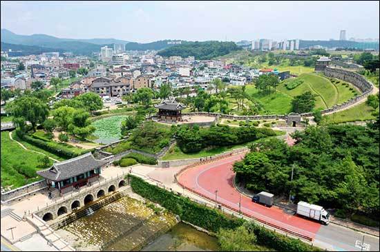 1919년 3월 1일 횃불시위대가 결집했던 방화수류정에서 화서문으로 이어지는 성곽