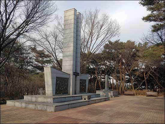 팔달산에 정상 부근에 나란히 서 있는 ‘3·1독립운동기념탑’과 ‘대한민국독립기념비’