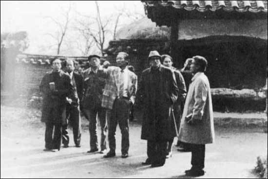 경주 양동 경주손씨 종택을 찾은 레비스트로스(중간에 모자 쓴 이), 출처 양동 경주손씨 종택 서백당