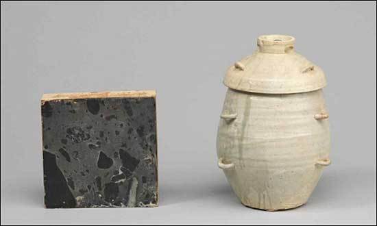 <세종 안태용 도자기(태항아리)와 태지석 (世宗安胎用陶瓷器(胎缸), 胎誌石)> 태항아리 1601년 추정, 태지석 1601년(선조 34) | 국립고궁박물관 태항아리 몸체 높이: 25,4㎝, 입지름: 17.6㎝, 바닥지름: 13.2㎝ 태항아리 뚜껑 높이: 8.6㎝, 지름: 19.9㎝ 태지석 가로: 21.6㎝, 세로: 21.9㎝, 두께: 3.5㎝