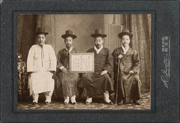 <송별 기념사진(1906, 세로 12.5 가로 18.2)>