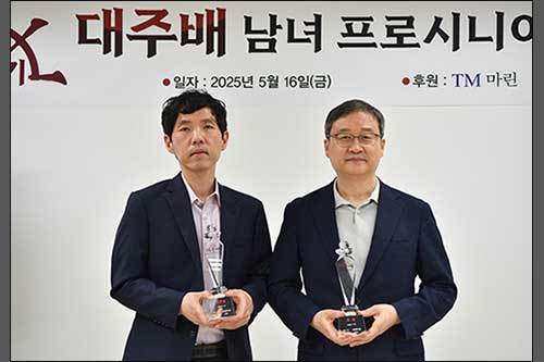올해 두 번째 결승 맞대결에서는 유창혁 9단(오른쪽)이 이창호 9단을 꺾고 우승했다.