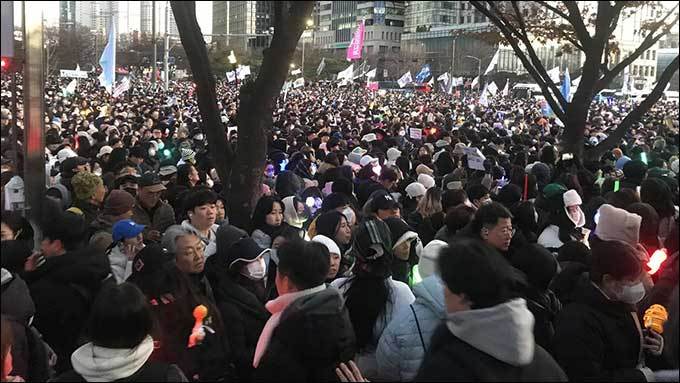 윤석열 탄핵소추의 그날: 2024년 12월 14일 윤석열 탄핵소추를 갈망하며 여의도에 모여든 군중(출처: 김선흥)