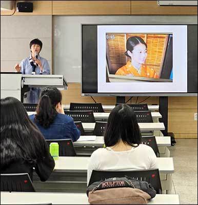 기모노 기증식에 앞서 특강을 하는 이토 노리코 씨 