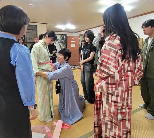 울산대 일본어일본학과 다다미방에서 기모노 시연 모습 