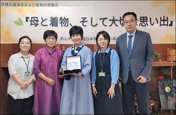 우메바야시 유미 교수, 필자, 이토 노리코 씨, 김미진 교수, 학과장 홍성목 교수(왼쪽 부터) 