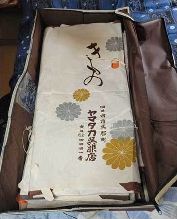 이번에 보내온 기모노는 모두 기모노 전문집에 주문 제작한 옷으로 한벌 한벌 제작한 연대와 전문점 이름 및 기모노 옷감 등 자세한 정보가 들어 있다.