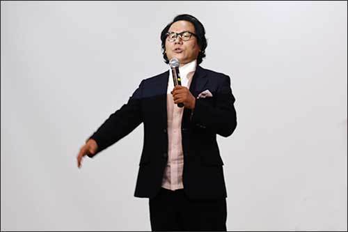 칸초네 '오솔레미오'를 축하곡으로 부르는 (사)한국연기예술학회 손인오 부회장