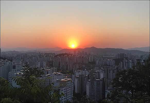민기 1년 6월 4일 서울의 해돋이(사진: 김선흥)