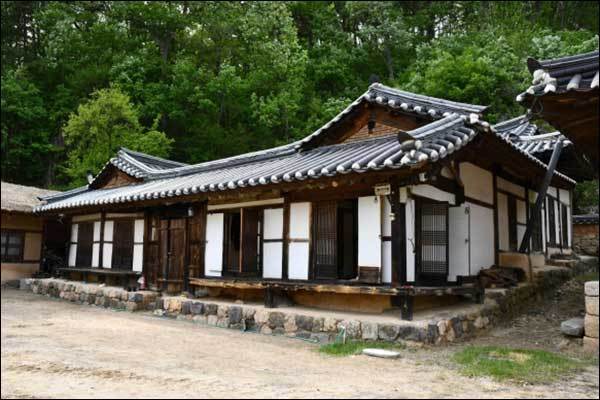 안채 전경