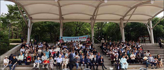 신나게 추모제를 관람하는 청중들, 외국인들이 제법 함께했다.