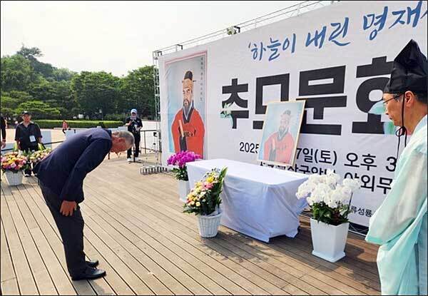 서애 류성룡 선생의 영정 앞에서 서애선생기념사업회 류진 이사장(한국경제인연합회장 경임)이 헌화하고 있다.