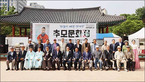 1부 행사가 끝나고 참석한 내빈들이 기념촬영을 하고 있다.
