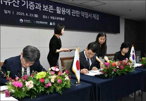  ‘관월당’ 부재를 한국으로 정식 양도하는 기증협약서에 서명하는 관계자들 (‘25.6.23, 국립고궁박물관 강당