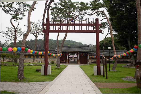 용주사 일주문을 지나 세워진 홍살문, 사찰에 있는 유일한 홍살문이다.