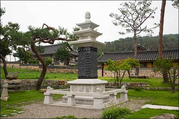 불교에서도 유교와 같이 효도를 강조하여 가르친다는 것을 알게하는 부모은중경을 새긴 부모은중탑