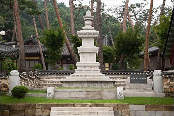 용주사 근세 선승인 전강선사 사리탑: 이탑은 원주 법천사지 지광국사 승탑을 모방하여 만든 틉이다.