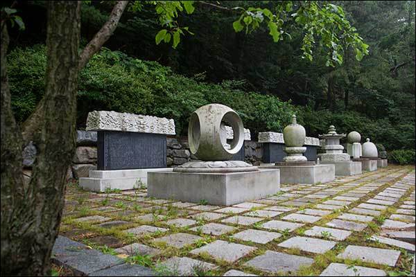 근세 고승들의 승탑을 모신 청계사 아래 부도전